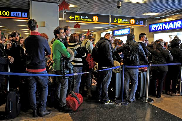 Ispanai irgi stovi eilėje prie Ryanair laipinimo.